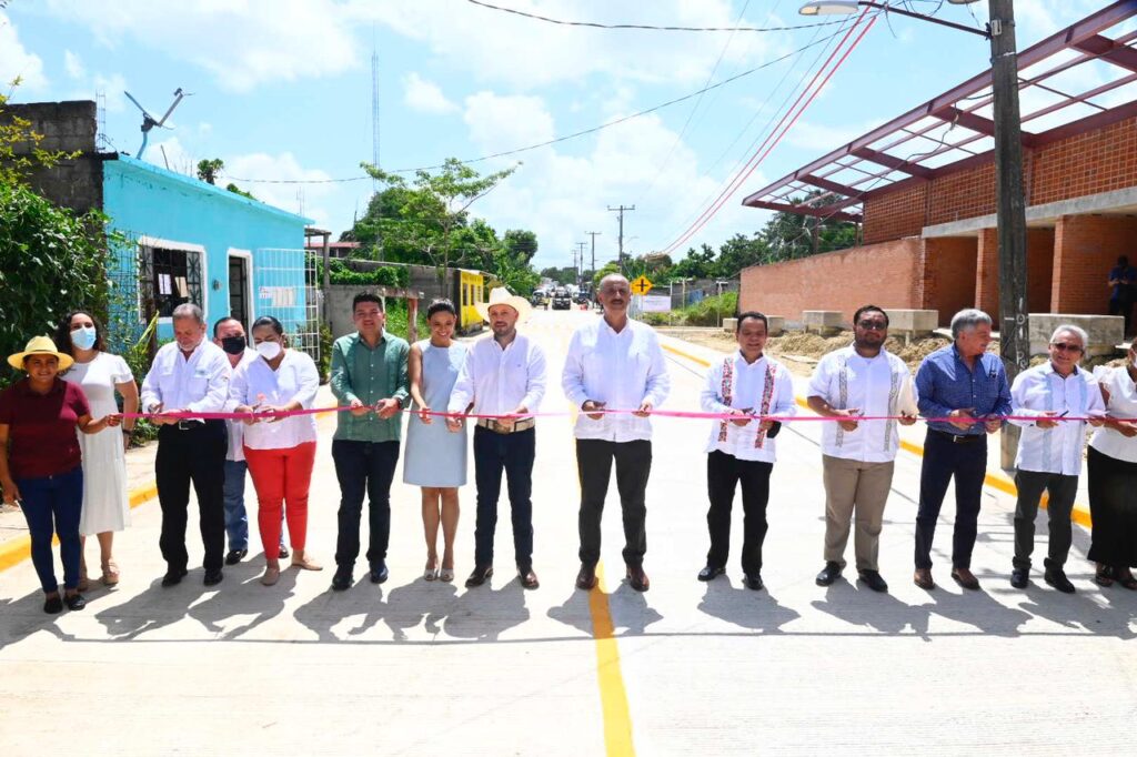 FOTO GOBERNADOR ENTREGA DE CALLES EN TENOSIQUE (1)
