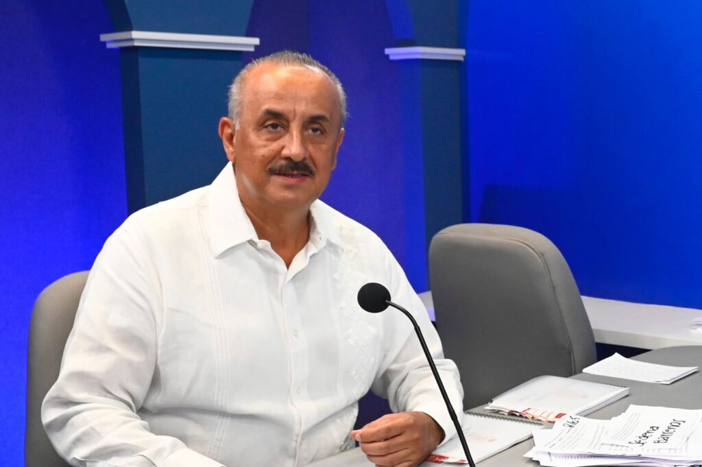 Foto Gobernador en entrevista (2)