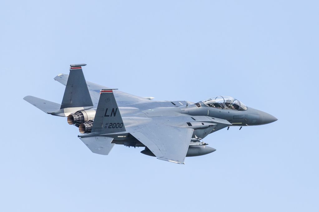 0_F-15E-Strike-Eagle-banks-after-take-off